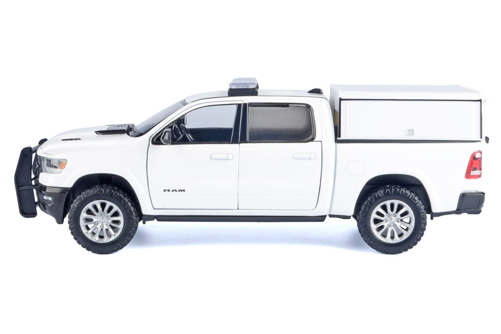 2019 RAM 1500 Laramie Crew Cab Pickup Truck with Truck Bed Camper White "Custom Builder's Kit" Series 1/27 Diecast Model Car by Motormax-2