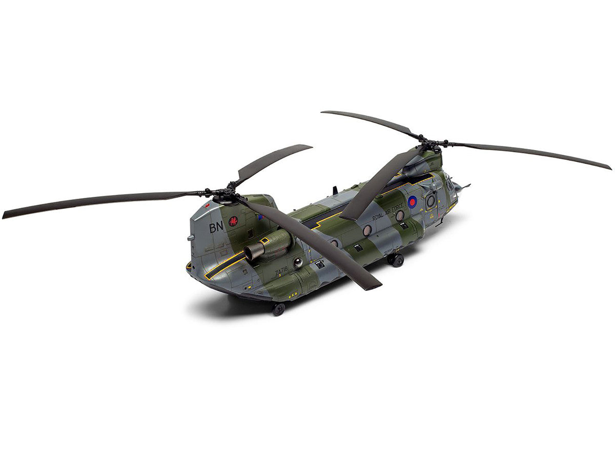 Level 3 Model Kit Boeing Chinook HC.1 Helicopter with 2 Scheme Options 1/72 Plastic Model Kit by Airfix-2