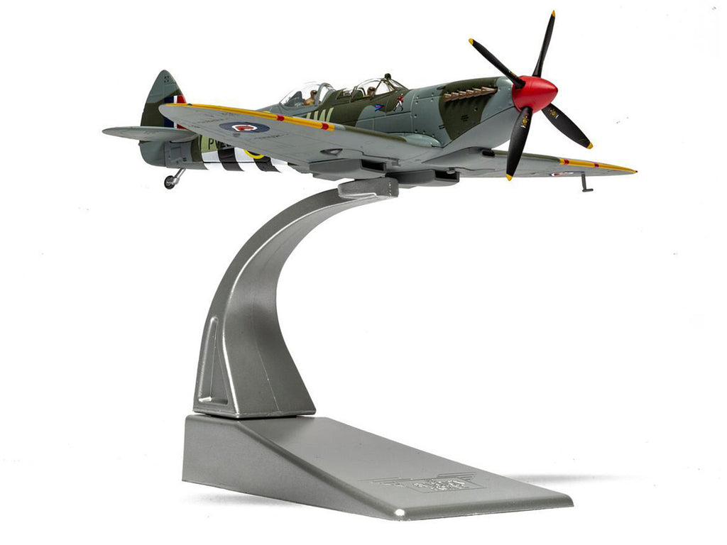 Supermarine Spitfire T.9 Aircraft "PV202 Aerial Collective at Duxford Airfield" British Royal Air Force "The Aviation Archive" Series 1/72 Diecast Model by Corgi-3